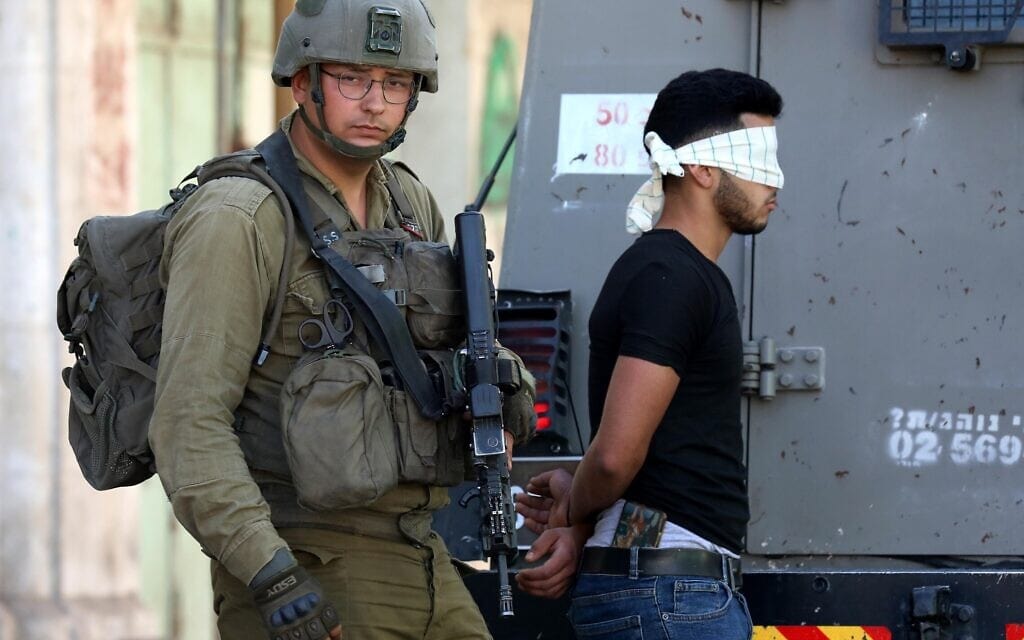 חייל צה&quot;ל עוצר צעיר פלסטיני בגדה המערבית, 9 בספטמבר 2022 (צילום: Wisam Hashlamoun/Flash90)