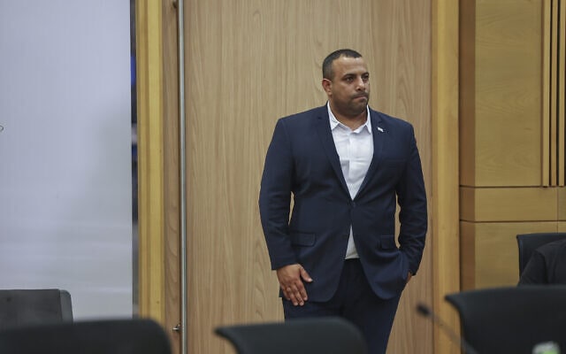 אביר קארה באולם ועדת הבחירות המרכזית, 15 בספטמבר 2022 (צילום: יונתן זינדל, פלאש 90) אביר קארה באולם ועדת הבחירות המרכזית, 15 בספטמבר 2022 (צילום: יונתן זינדל, פלאש 90)