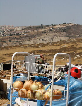 רכוש ומזון של תושבי רמת מגרון בין הריסות המאחז, יום אחרי שנהרס על ידי כוחות הביטחון הישראליים, 16 באוגוסט 2022 (צילום: ג&#039;רמי שרון)