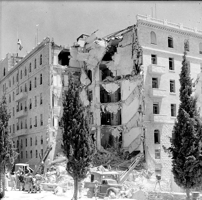 מלון המלך דוד אחרי פיצוץ האצ&quot;ל ב-1946, דגל הממלכה המאוחדת מתנופף מעל חזית המלון (צילום: ויקיפדיה)