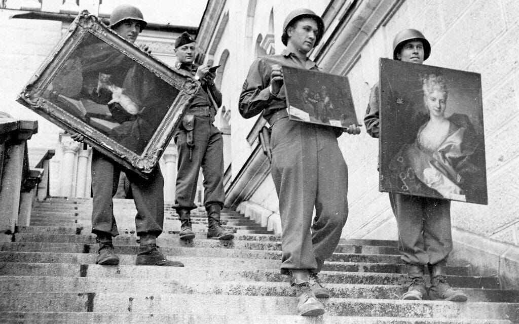 חיילים אמריקאים מוצאים אוסף יקר של אומנות בזוזה שהוחבא בטירת נוישוויינשטיין בפוסן, גרמניה, מאי 1945 (צילום: AP Photo/Keystone Pool/Horace Abrahams)