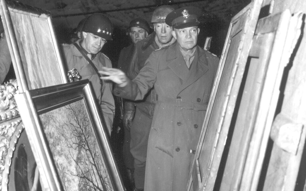 הגנרל האמריקאי דווייט ד&#039; אייזנהאואר (במרכז) בוחן ציורים שנבזזו מיהודים והוחבאו במכרה מלח במרקרס, גרמניה, 12 באפריל 1945 (צילום: AP)