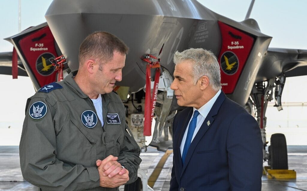 ראש הממשלה יאיר לפיד ומפקד חיל האוויר תומר בר בבסיס נבטים, 6 בספטמבר 2022 (צילום: קובי גדעון, לע&quot;מ)