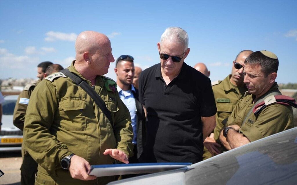 שר הביטחון בני גנץבסמוך למעבר ג'למה, שם נהרג הלילה רס"ן בר פלח. 14 בספטמבר 2022 (צילום: אלעד מלכה / משרד הביטחון) שר הביטחון בני גנץבסמוך למעבר ג'למה, שם נהרג הלילה רס"ן בר פלח. 14 בספטמבר 2022 (צילום: אלעד מלכה / משרד הביטחון)