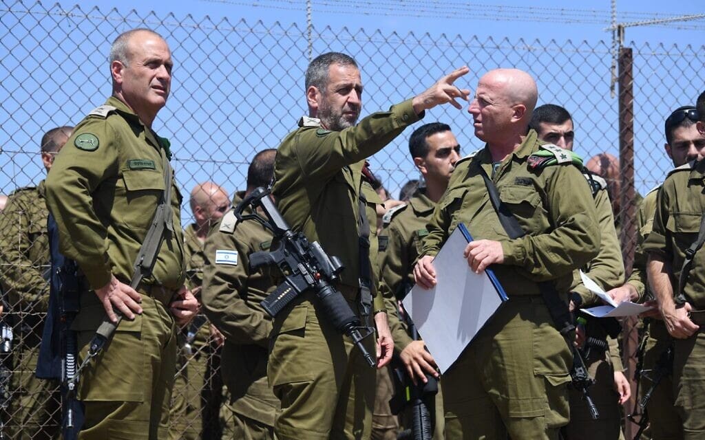 הרמטכ"ל אביב כוכבי ליד מעבר ג'למה בזירה שבה נהרג הלילה רס"ן בר פלח. 14 בספטמבר 2022 (צילום: דובר צה"ל) הרמטכ"ל אביב כוכבי ליד מעבר ג'למה בזירה שבה נהרג הלילה רס"ן בר פלח. 14 בספטמבר 2022 (צילום: דובר צה"ל)