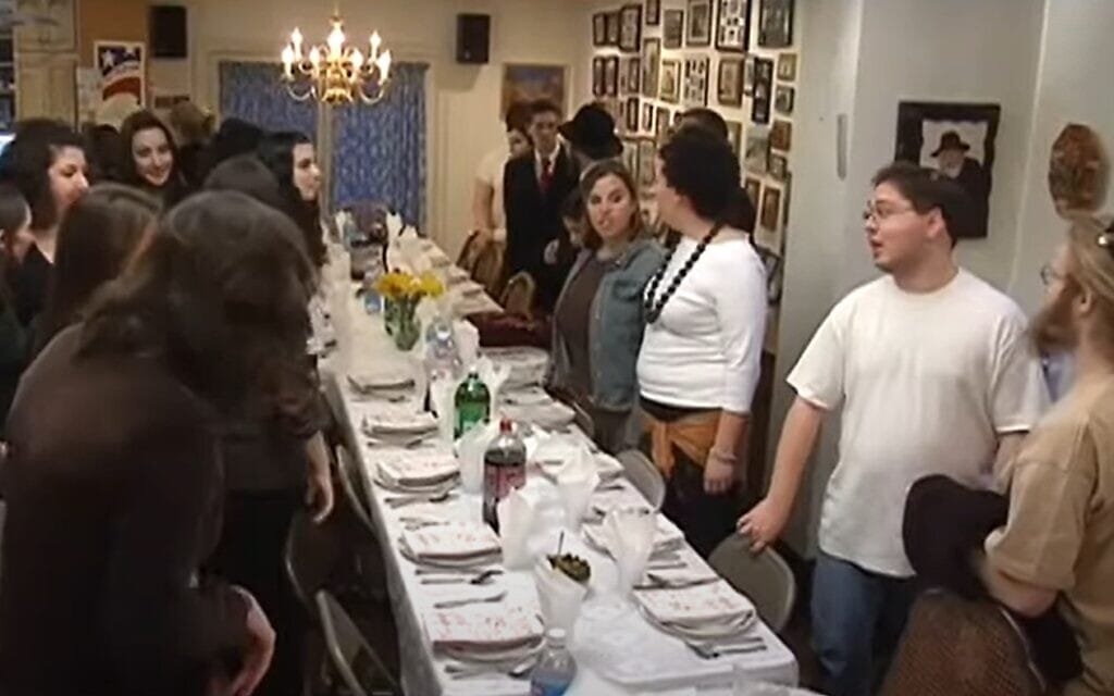 צילום מסך מוידאו של בית חב"ד המראה סעודת שבת בקמפוס אמריקאי (לא צולם בשבת)