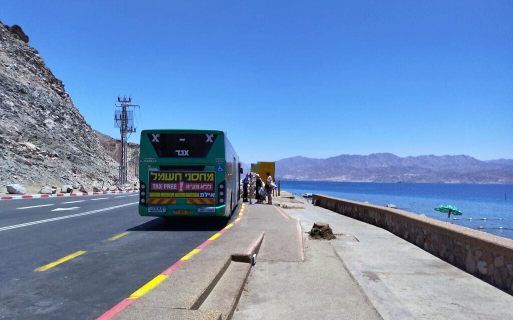 אוטובוס אגד עוצר רק אחרי כ-800 מטרים ממסוף טאבה, אחרי שהתחנה הקרובה בוטלה. ספטמבר 2022 (צילום: מעוז ינון‎)
