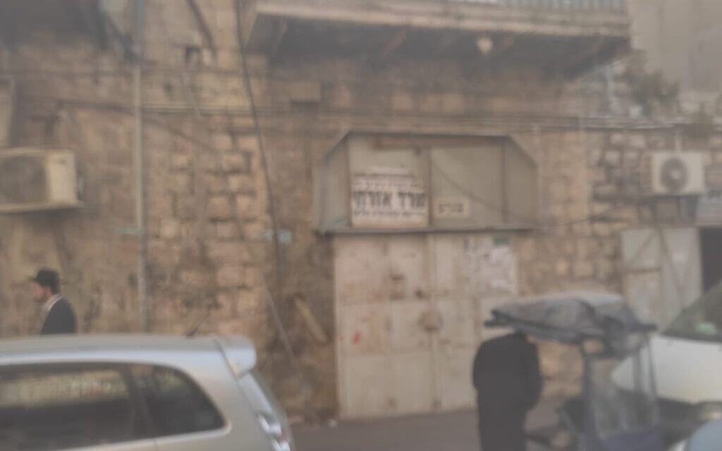 הבית בשכונת מאה שערים בירושלים, שממנו, לטענת רז להב, יצאו התושבים שהחלו בתקיפה נגדה (צילום: רז להב)