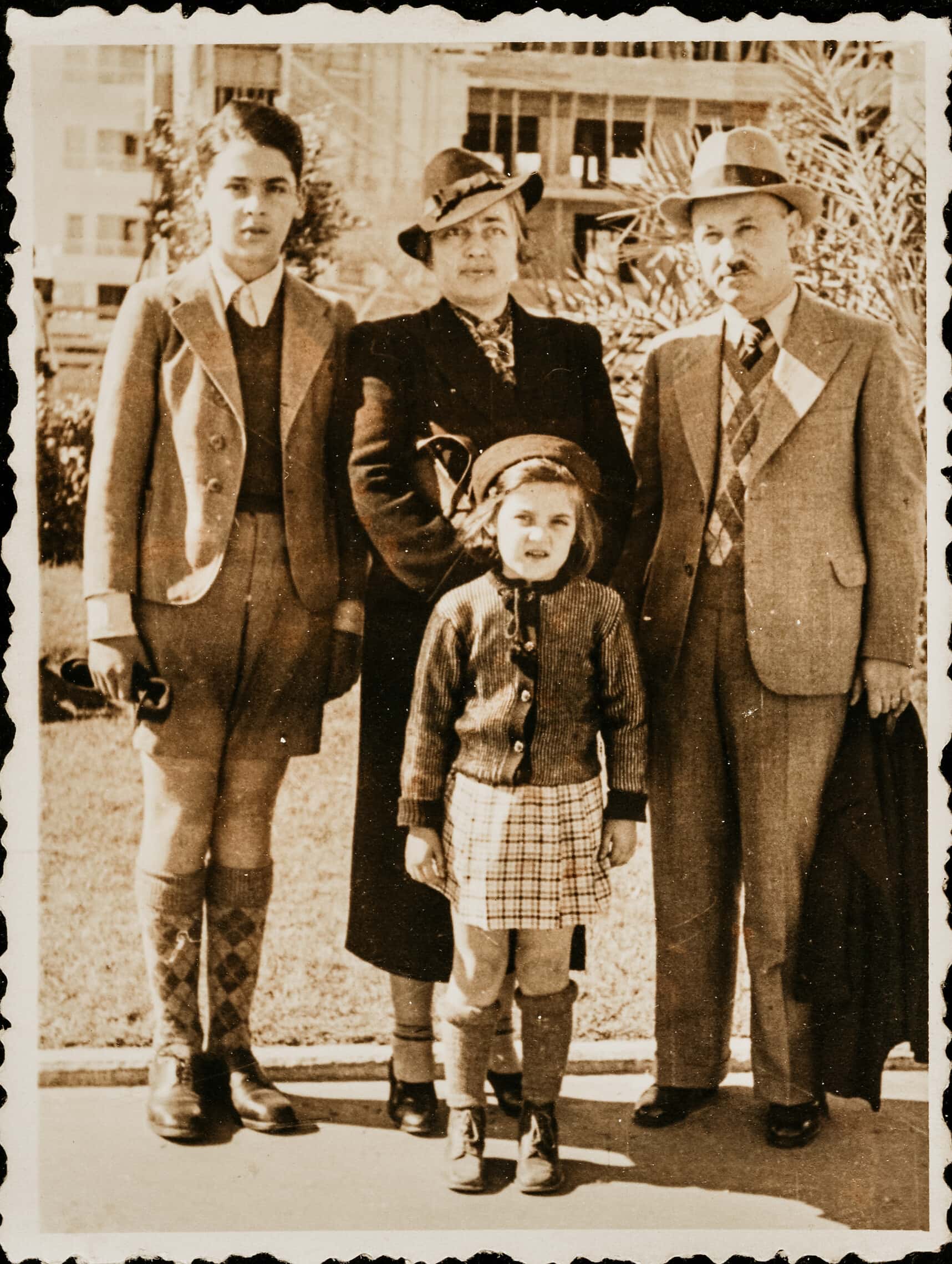 סבא אליהו, סבתא יוכבד, אבא עזריה ואחותו הקטנה לאה, 1937, תל אביב (צילום: באדיבות המשפחה)