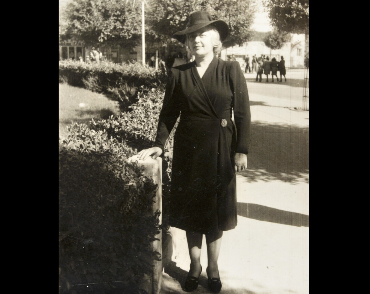 סבתא יוכבד רפופורט בשדרות רוטשילד, שנות השלושים (צילום: באדיבות המשפחה)