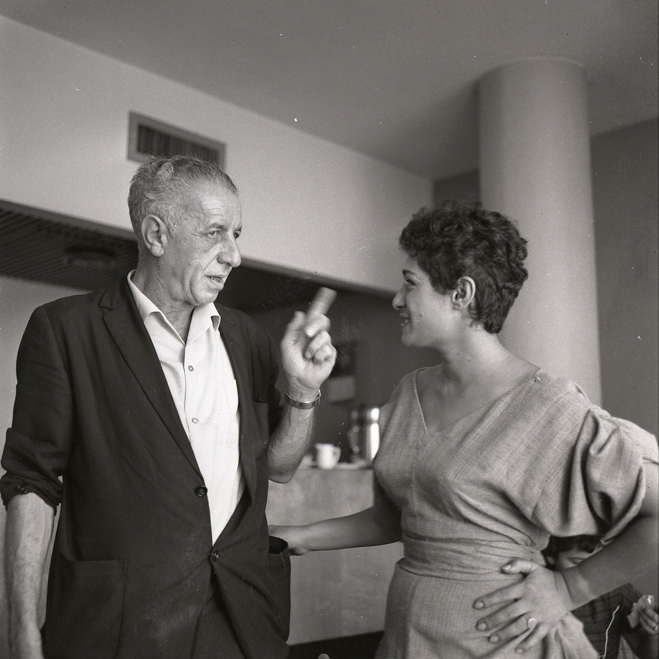 נתן אלתרמן עם השחקנית יונה עטרי בקפה &quot;כסית&quot;, 1960 (צילום: בוריס כרמי, הספרייה הלאומית)