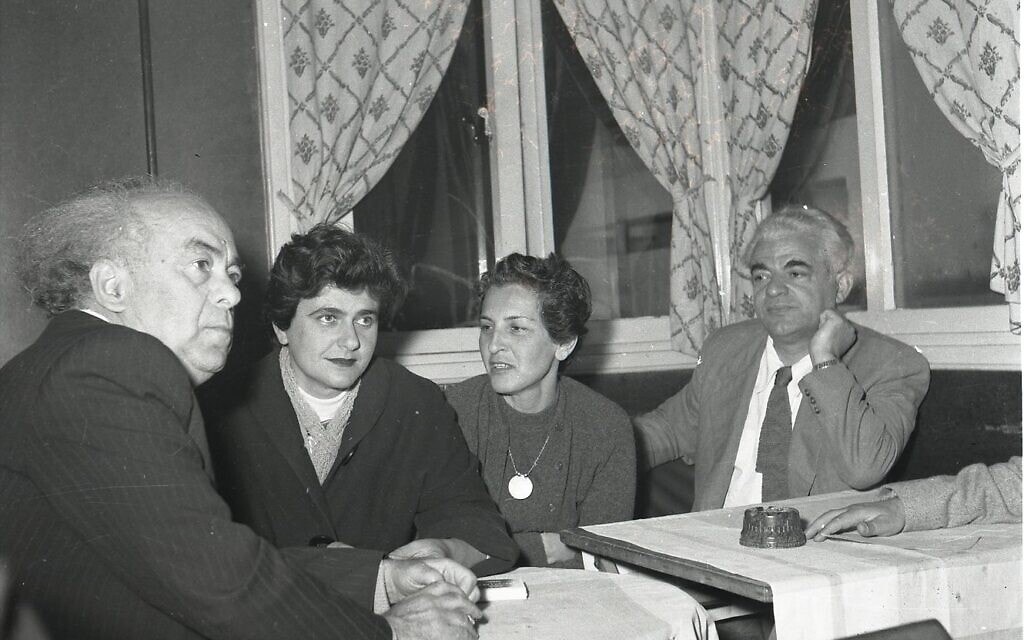 רפאל אליעז (מימין), אשתו פולה לידו, עם המשורר אברהם שלונסקי בקפה &quot;כסית&quot;, 1955 (צילום: ארכיון בוריס כרמי, הספרייה הלאומית)