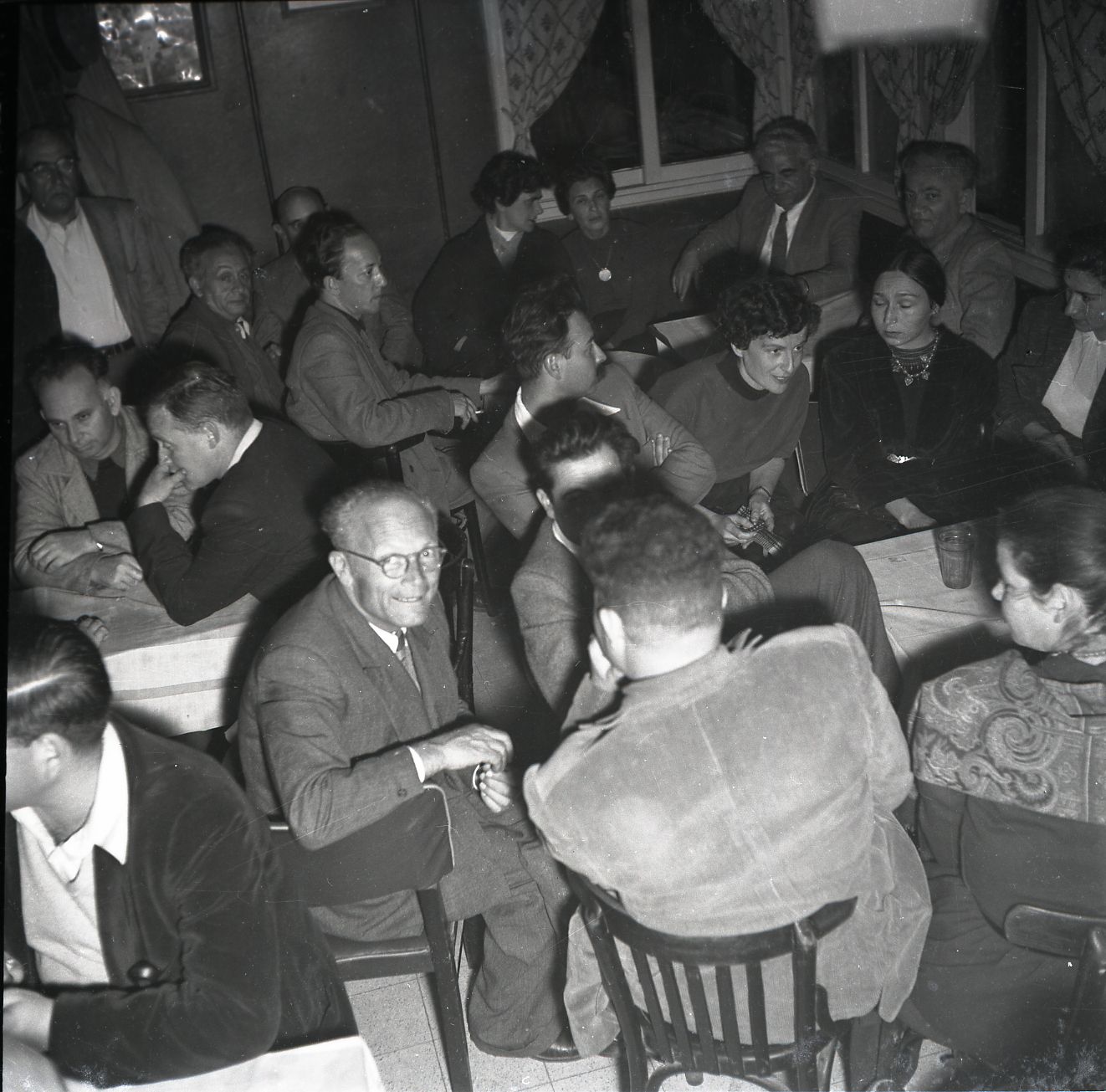 הבוהמה בקפה &quot;כסית&quot;. פולה אליעז ואידה צורית מימין למעלה, 1955 (צילום: ארכיון בוריס כרמי, הספרייה הלאומית)