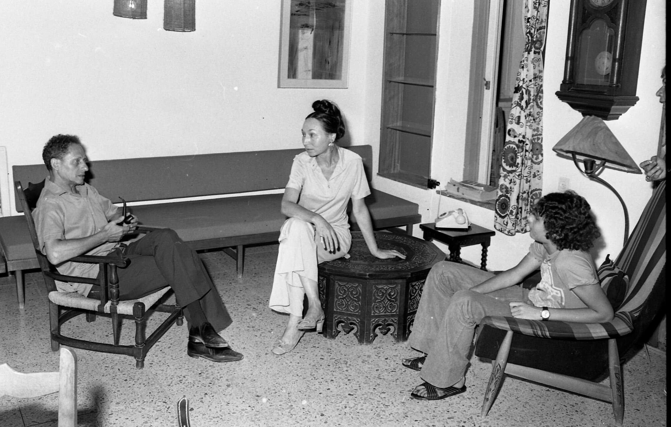 אידה צורית, במרכז, עם בעלה אהרון מגד משמאל ובנם איל מגד בבית המשפחה ב-1971 (צילום: ארכיון דן הדני, הספרייה הלאומית)
