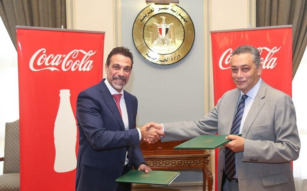 אשרף איברהים, מנהל הכספים והלוגיסטיקה של COP27, ואחמד ראדי, סגן נשיא קוקה קולה אפריקה, בטקס חתימה על הסכם החסות בקהיר, מצרים, 28 בספטמבר 2022 (צילום: COP27)
