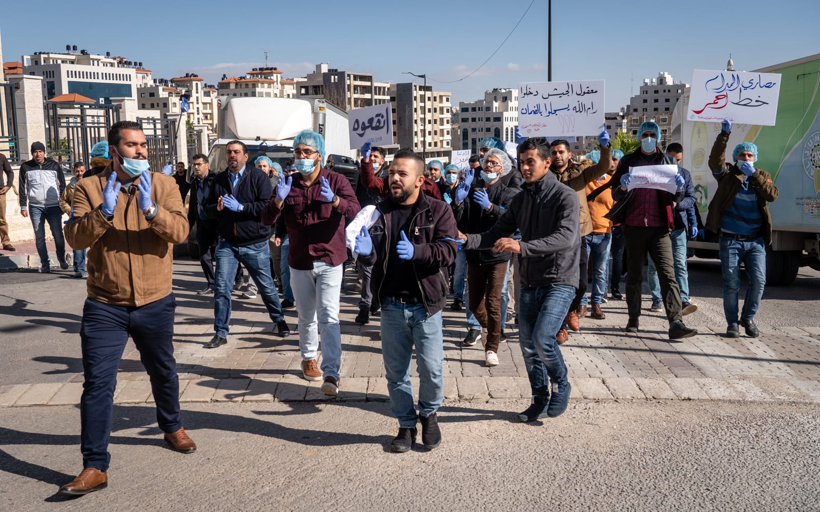 פלסטינים מפגינים נגד העלאת מיסים הממשלתית ברמאללה, 12 בדצמבר 2018 (צילום: לוק טרס)