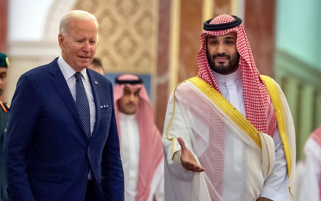 יורש העצר הסעודי מוחמד בן סלמאן מקבל את פניו של נשיא ארצות הברית ג&#039;ו ביידן בעת ביקור בריאד, בירת ערב הסעודית, 15 ביולי 2022 (צילום: Bandar Aljaloud/Saudi Royal Palace via AP, File)