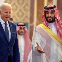 יורש העצר הסעודי מוחמד בן סלמאן מקבל את פניו של נשיא ארצות הברית ג'ו ביידן בעת ביקור בריאד, בירת ערב הסעודית, 15 ביולי 2022