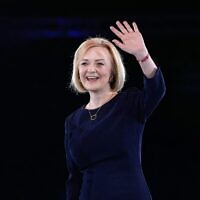 ליז טראס ב-31 באוגוסט 2022, ימים ספורים לפני שמונתה לראשת ממשלת בריטניה - ופחות מחודשיים לפני שהתפטרה מהתפקיד (צילום: AP Photo/Kirsty Wigglesworth) ליז טראס ב-31 באוגוסט 2022, ימים ספורים לפני שמונתה לראשת ממשלת בריטניה - ופחות מחודשיים לפני שהתפטרה מהתפקיד (צילום: AP Photo/Kirsty Wigglesworth)