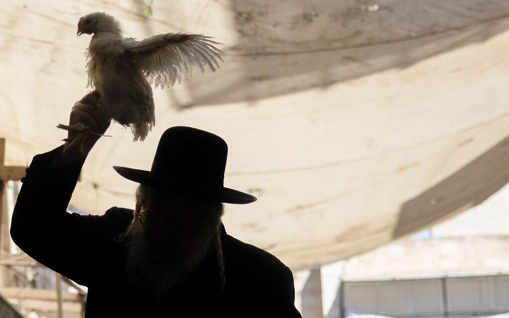 חרדי מקיים טקס כפרות בשכונת מאה שערים בירושלים, 2 באוקטובר 2022 (צילום: יונתן זינדל/פלאש90)