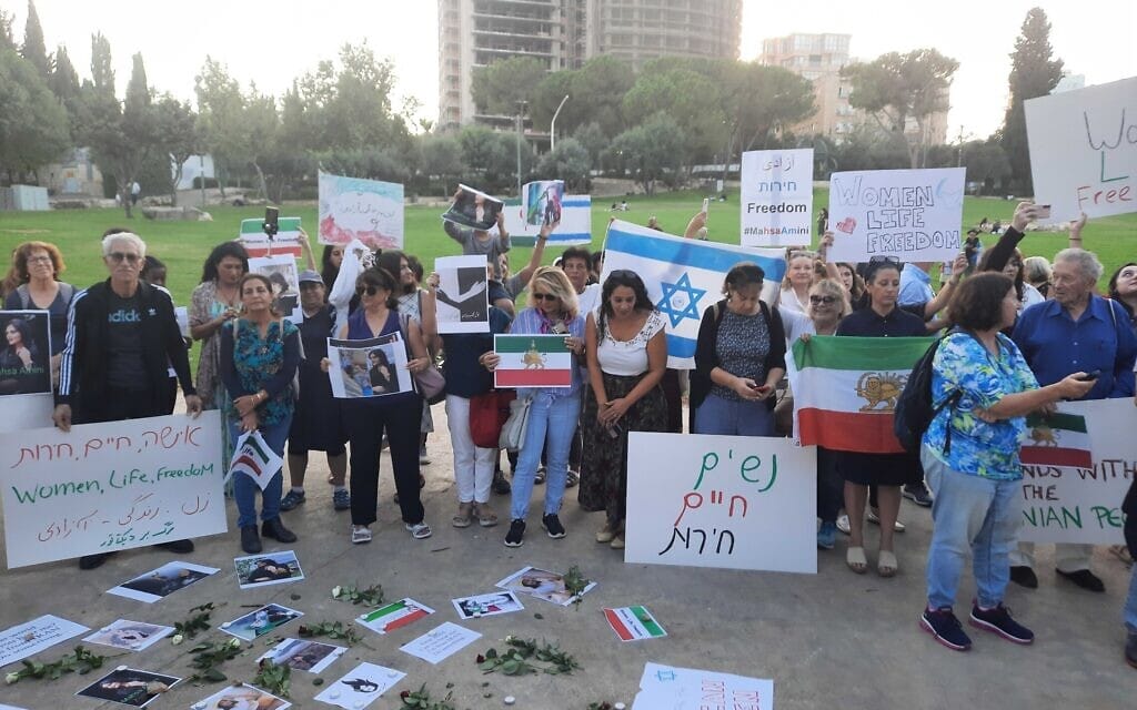 הפגנת סולידריות של ישראלים.יות עם מחאת החיג'אב באיראן. פארק העצמאות בירושלים, 6 באוקטובר 2022 (צילום: Ami Spiro) הפגנת סולידריות של ישראלים.יות עם מחאת החיג'אב באיראן. פארק העצמאות בירושלים, 6 באוקטובר 2022 (צילום: Ami Spiro)