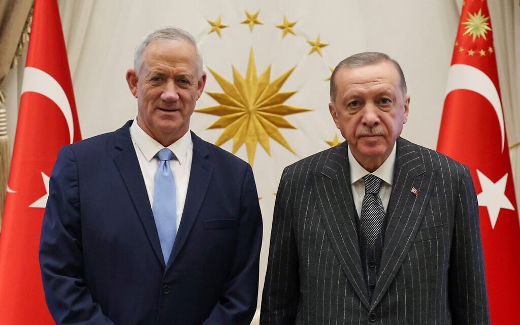 שר הביטחון בני גנץ ונשיא טורקיה רג'פ טאיפ ארדואן, 27 באוקטובר 2022 (צילום: Turkish Presidency via AP)
