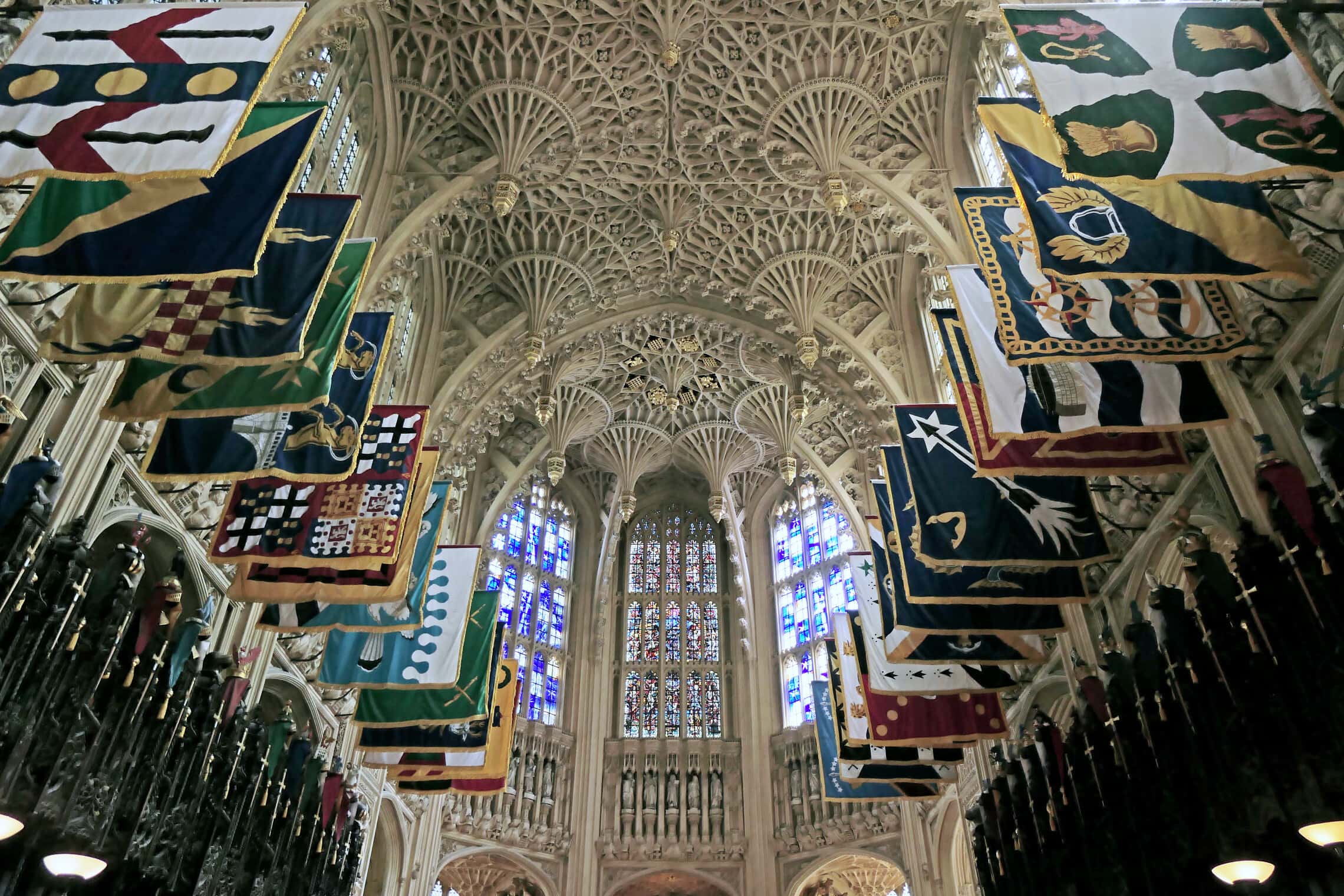 דגלי המשפחות של האצילים בכנסיית וסטמינסטר (צילום: Amanda Slater, Flickr)