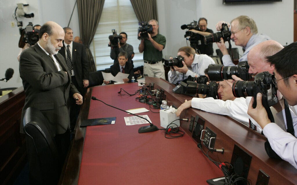 ראש הפדרל רזרב בן ברננקי מגיע לקונגרס כדי להעיד בפני ועדת התקציב על האתגרים ארוכי הטווח שארצות הברית תתמודד עמם. 27 בפברואר 2007 (צילום: AP Photo/Pablo Martinez Monsivais)