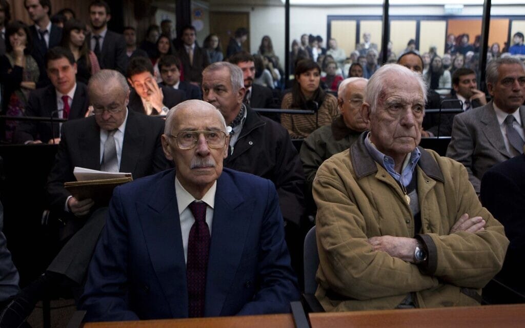 הדיקטטורים לשעבר של ארגנטינה ריינלדו ביניונה וחורחה רפאל וידלה ממתינים לגזר הדין בבית המשפט בבואנוס איירס, 5 ביולי 2012 (צילום: AP Photo/Natacha Pisarenko)
