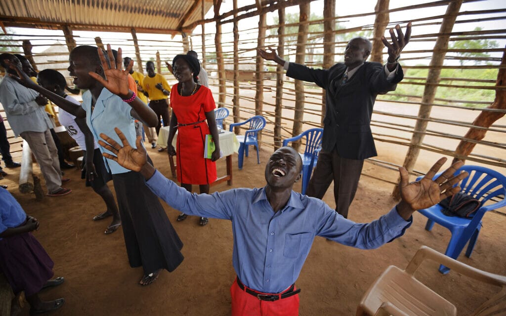 מטיף בכנסייה הפנטקוסטלית בוכה בתפילה באוגנדה, 4 ביוני 2017 (צילום: AP Photo/Ben Curtis, File)