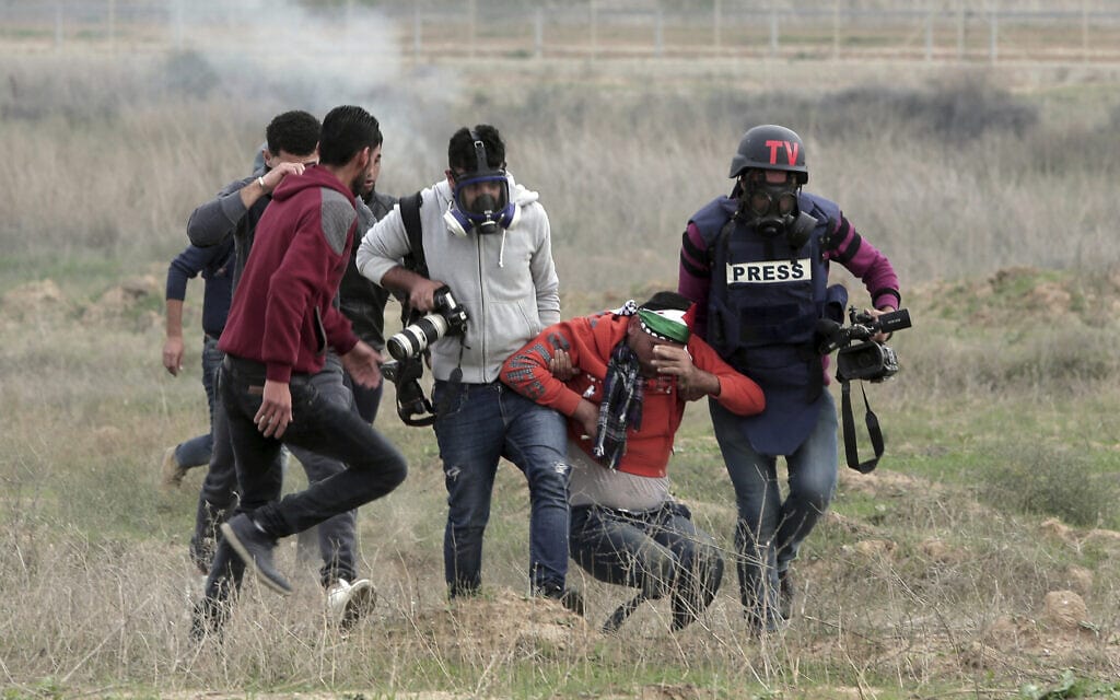 עיתונאים על גבול עזה במהלך התנגשויות עם כוחות צה&quot;ל, 22 בדצמבר 2017 (צילום: AP Photo/ Khalil Hamra)
