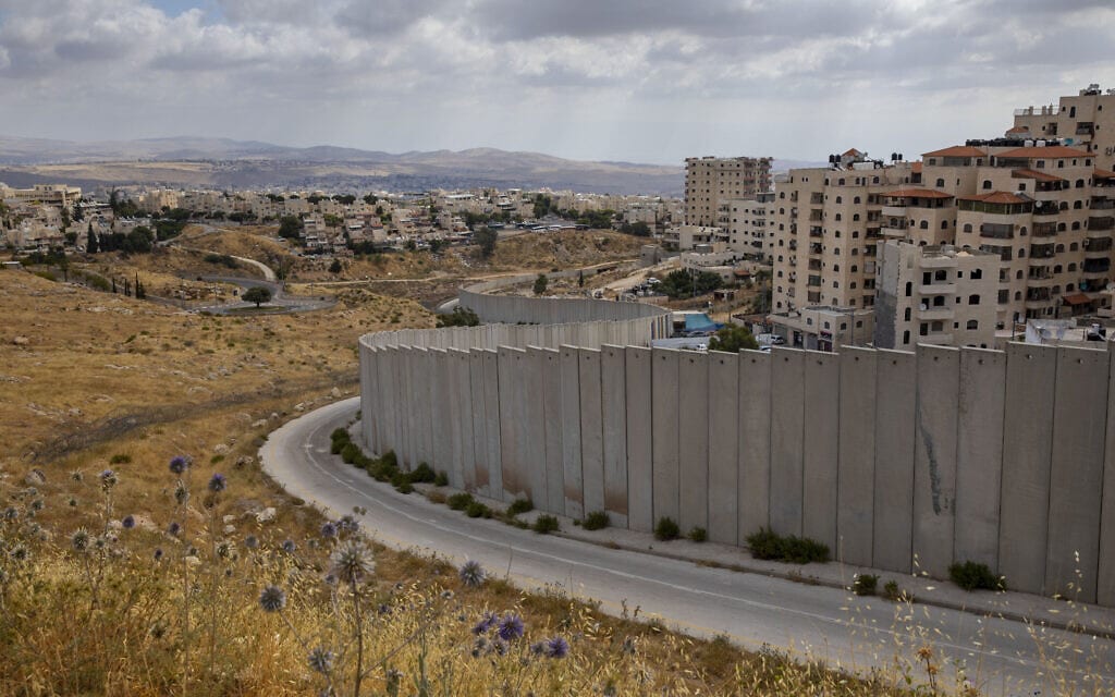 מחנה הפליטים שועפאט מעבר לגדר ההפרדה במזרח ירושלים (צילום: AP Photo/Oded Balilty)