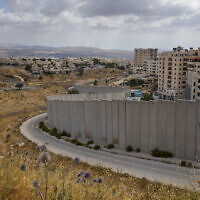 מחנה הפליטים שועפאט מעבר לגדר ההפרדה במזרח ירושלים (צילום: AP Photo/Oded Balilty)