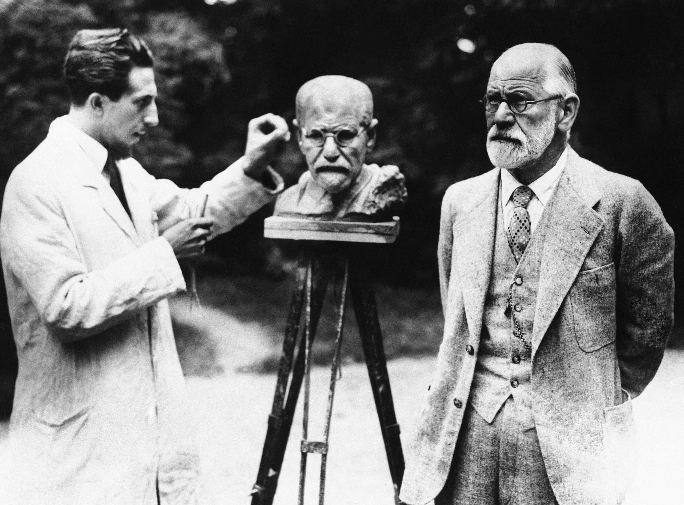 זיגמונד פרויד מדגמן עבור הפסל אוסקר נמון בוינה ב-1931 (צילום: AP Photo)