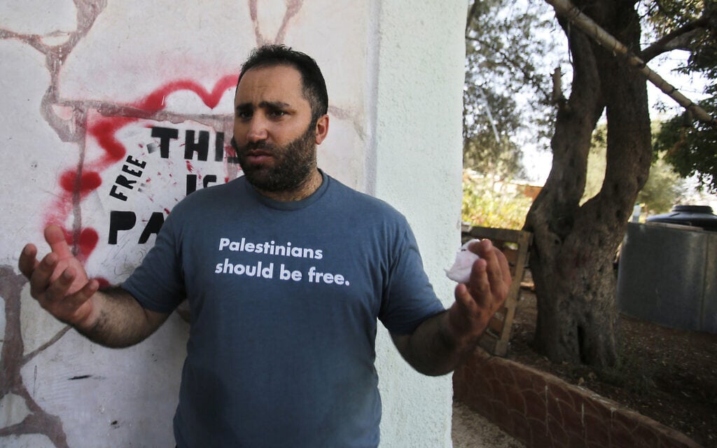 האקטיביסט הפלסטיני הבולט עיסא עמרו לאחר שחרורו ממעצר בחברון, 10 בספטמבר 2017 (צילום: AP Photo/Nasser Shiyoukhi, File)