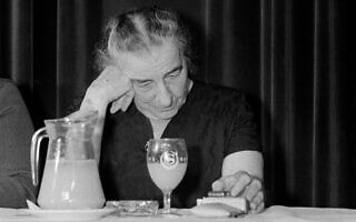 גולדה מאיר מהורהרת, 30 במרץ 1973 (צילום: AP Photo) גולדה מאיר מהורהרת, 30 במרץ 1973 (צילום: AP Photo)