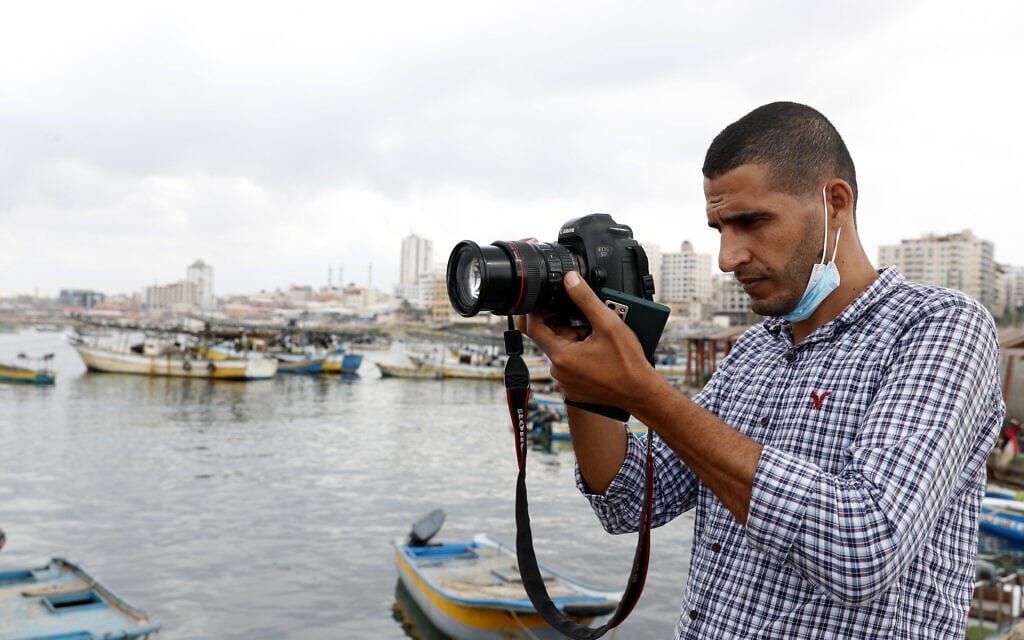 צלם עיתונאי בעזה, אילוסטרציה. למצולם אין קשר לנאמר בכתבה (צילום: AP Photo/Adel Hana)