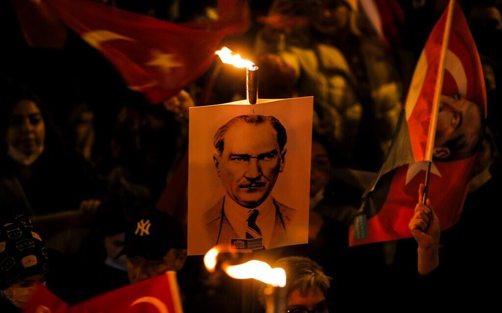 חגיגות יום הרפובליקה הטורקית. אזרחים מניפים שלטים של מוסטפא כמאל אטאטורק באיסטנבול, 29 באוקטובר 2021 (צילום: AP Photo/Emrah Gurel)