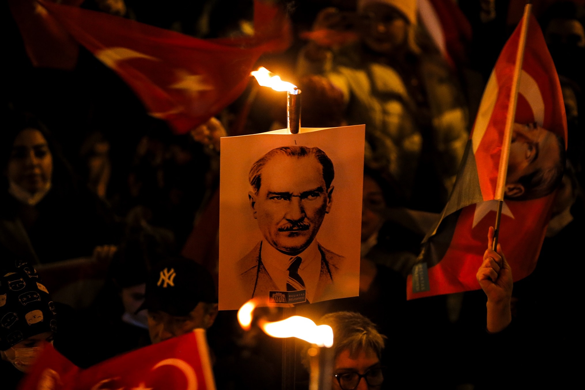 חגיגות יום הרפובליקה הטורקית. אזרחים מניפים שלטים של מוסטפא כמאל אטאטורק באיסטנבול, 29 באוקטובר 2021 (צילום: AP Photo/Emrah Gurel)
