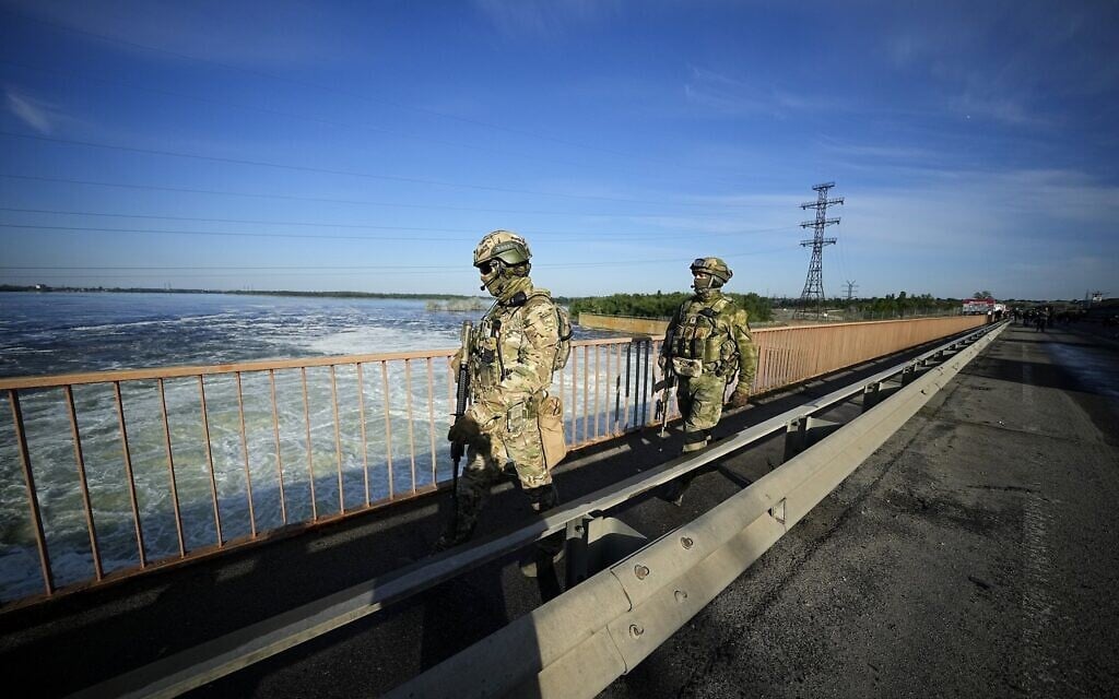 חיילים רוסים על סכר דנייפרוגס, 20 במאי 2022 (צילום: AP Photo)