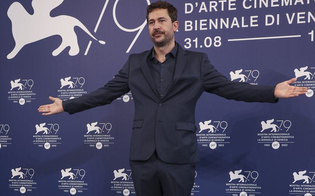 הבמאי סנטיאגו מיטרה בפסטיבל הסרטים של ונציה, 3 בספטמבר 2022 (צילום: Joel C Ryan/Invision/AP)