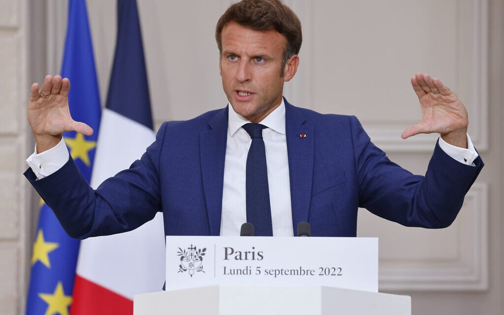 נשיא צרפת עמנואל מקרון נואם על משבר האנרגיה, 5 בספטמבר 2022 (צילום: Ludovic Marin, Pool via AP)