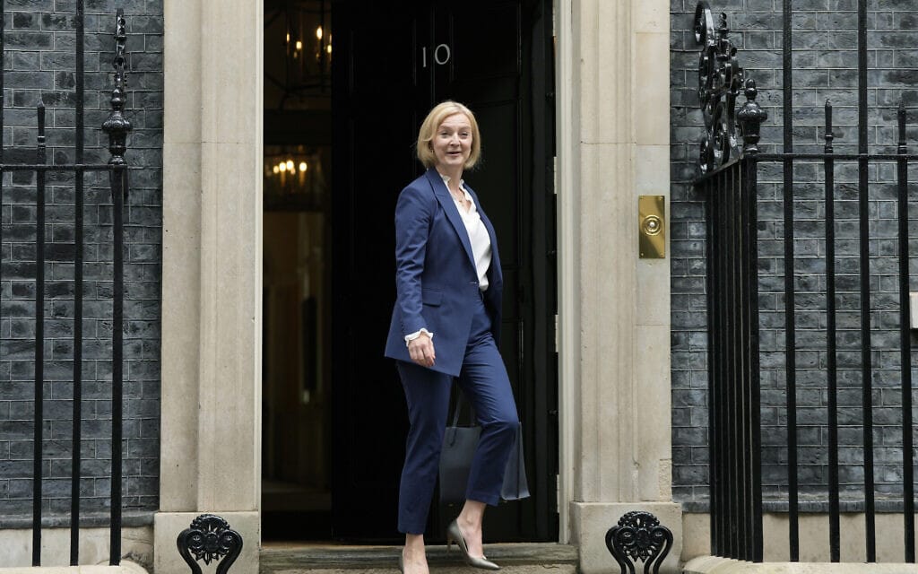 ליז טראס בדאונינג 10 עם מינויה לראשת ממשלת בריטניה, 7 בספטמבר 2022 (צילום: AP Photo/Frank Augstein)