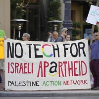 הפגנה בסן פרנסיסקו נגד ענקיות ההייטק כגון גוגל ואמזון, על שהן עושות עסקים עם ממשלת ישראל, 8 בספטמבר 2022 (צילום: AP Photo/Eric Risberg)