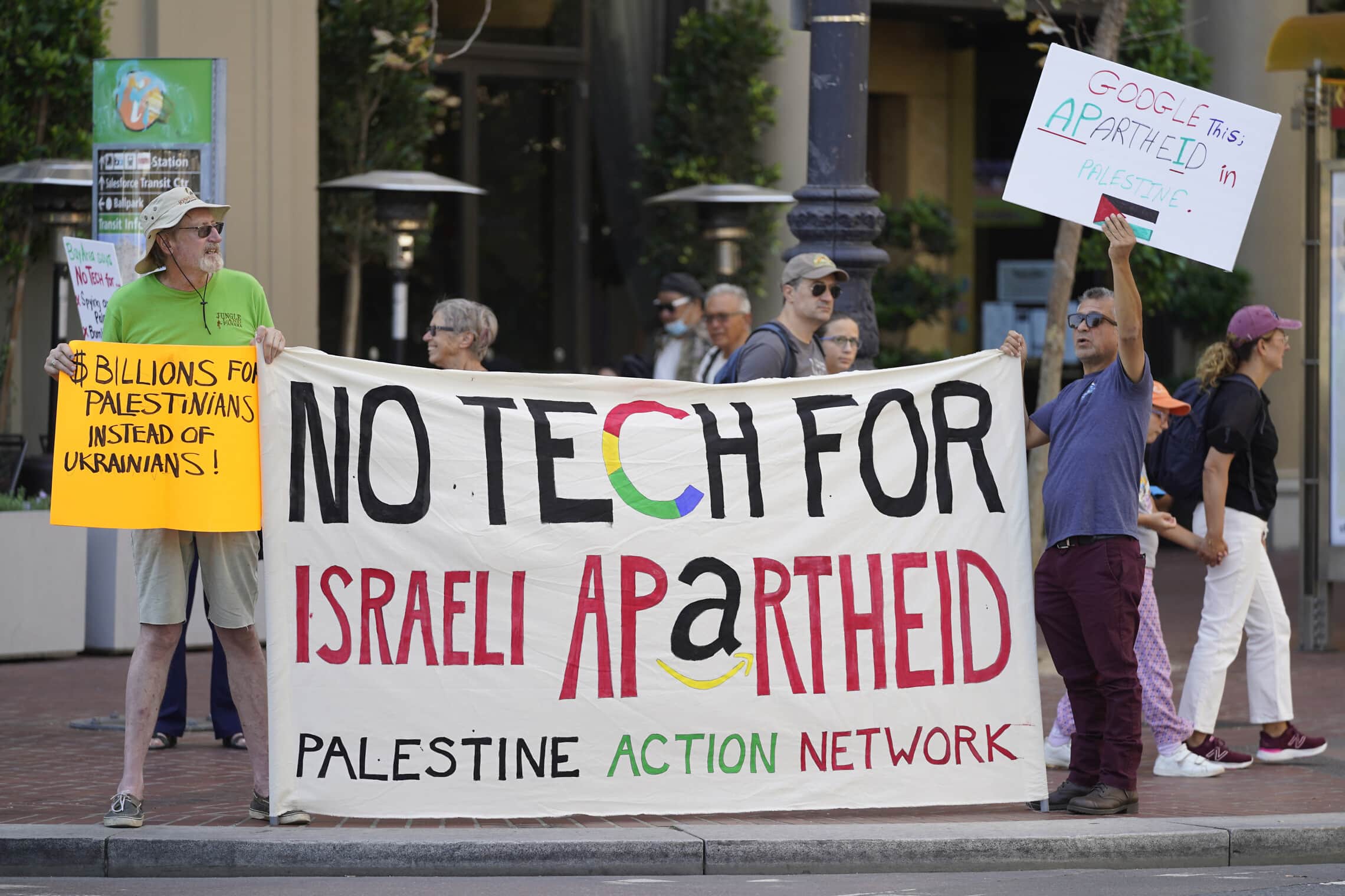 הפגנה בסן פרנסיסקו נגד ענקיות ההייטק כגון גוגל ואמזון, על שהן עושות עסקים עם ממשלת ישראל, 8 בספטמבר 2022 (צילום: AP Photo/Eric Risberg)