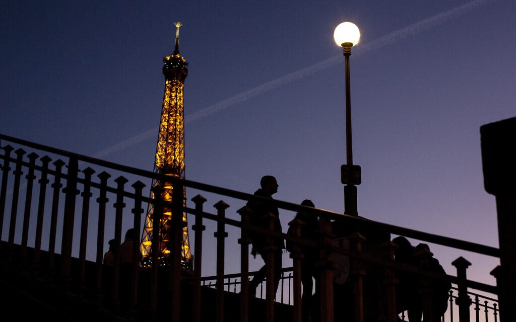 מגדל אייפל בערב (צילום: AP Photo/Rafael Yaghobzadeh)
