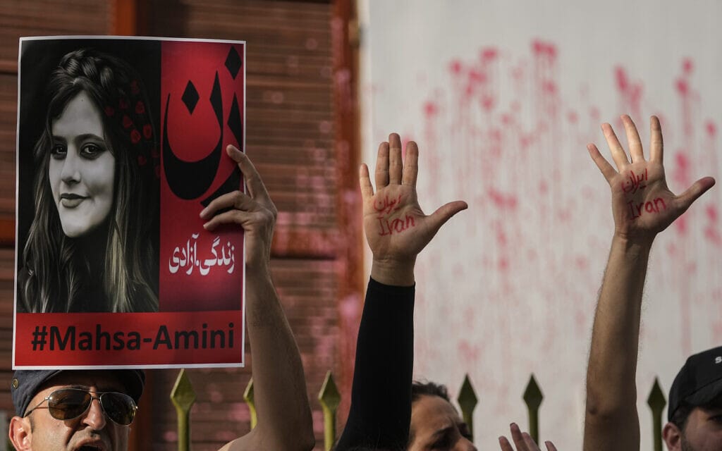 איראנים גולים מפגינים בסנטיאגו, צ'ילה, בעקבות מותה של מהסא אמיני, 30 בספטמבר 2022 (צילום: AP Photo/Esteban Felix)