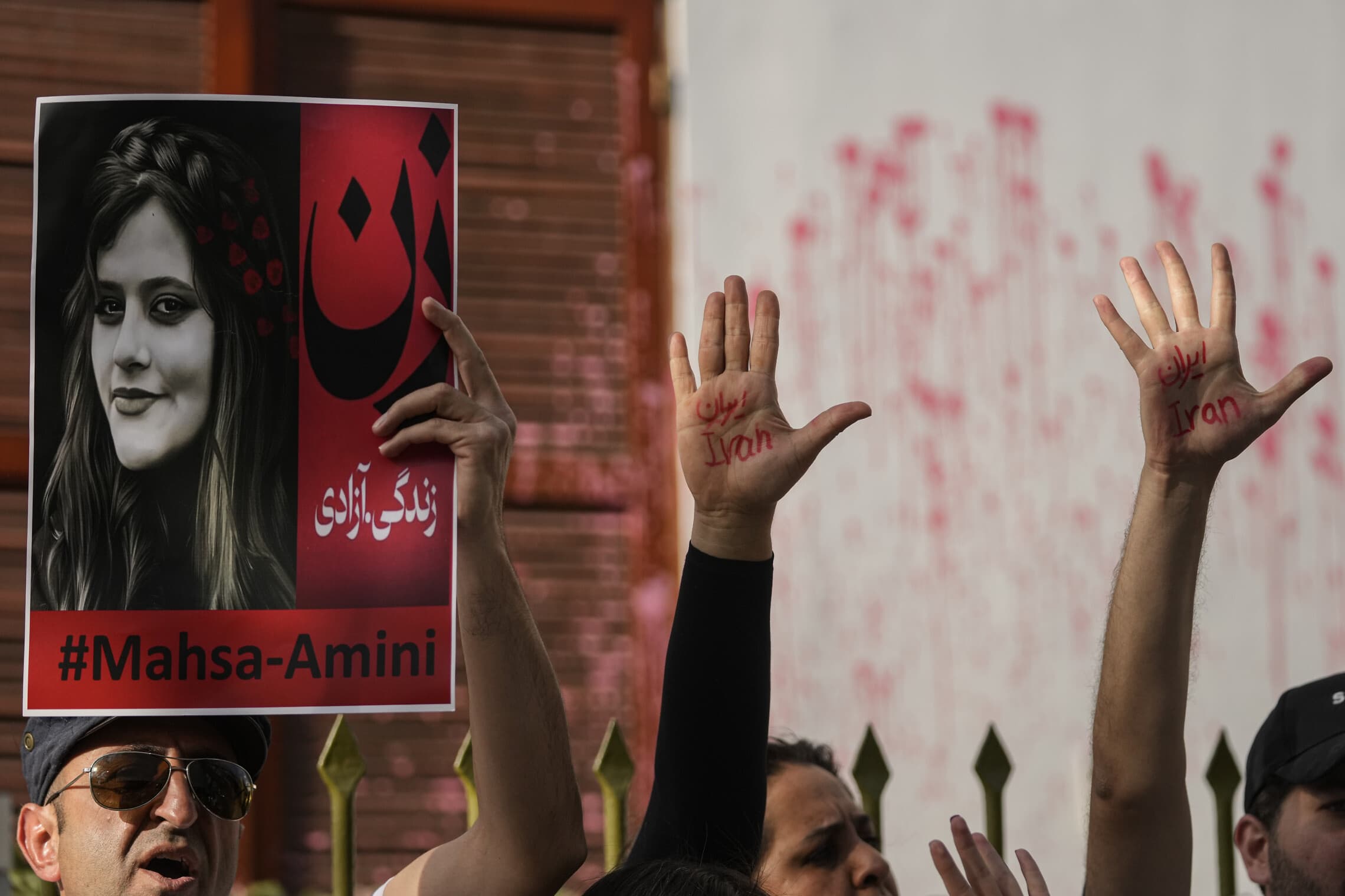 איראנים גולים מפגינים בסנטיאגו, צ&#039;ילה, בעקבות מותה של מהסא אמיני, 30 בספטמבר 2022 (צילום: AP Photo/Esteban Felix)