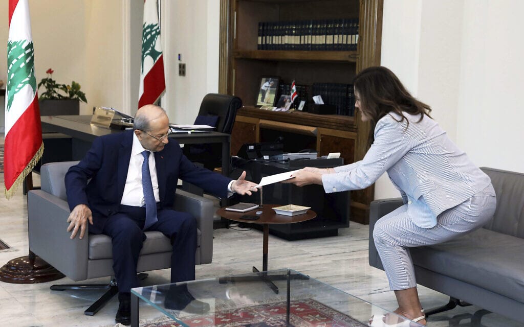 נשיא לבנון מישל עאון מקבל מידי שגרירת ארה&quot;ב בלבנון דורותי שיאה את טיוטת ההסכם על הגבול הימי עם ישראל, 1 באוקטובר 2022 (צילום: Dalati Nohra via AP)