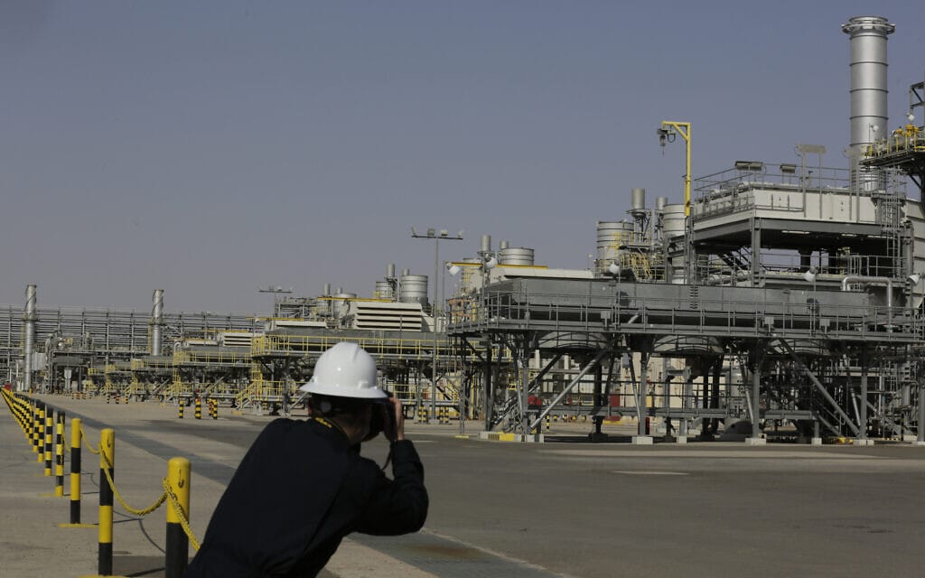 שדה הנפט חוראייס, כ-150 ק&quot;מ מזרחית לריאד בערב הסעודית (צילום: AP Photo/Amr Nabil)